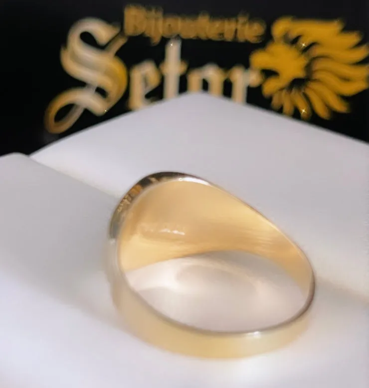 Signet ring