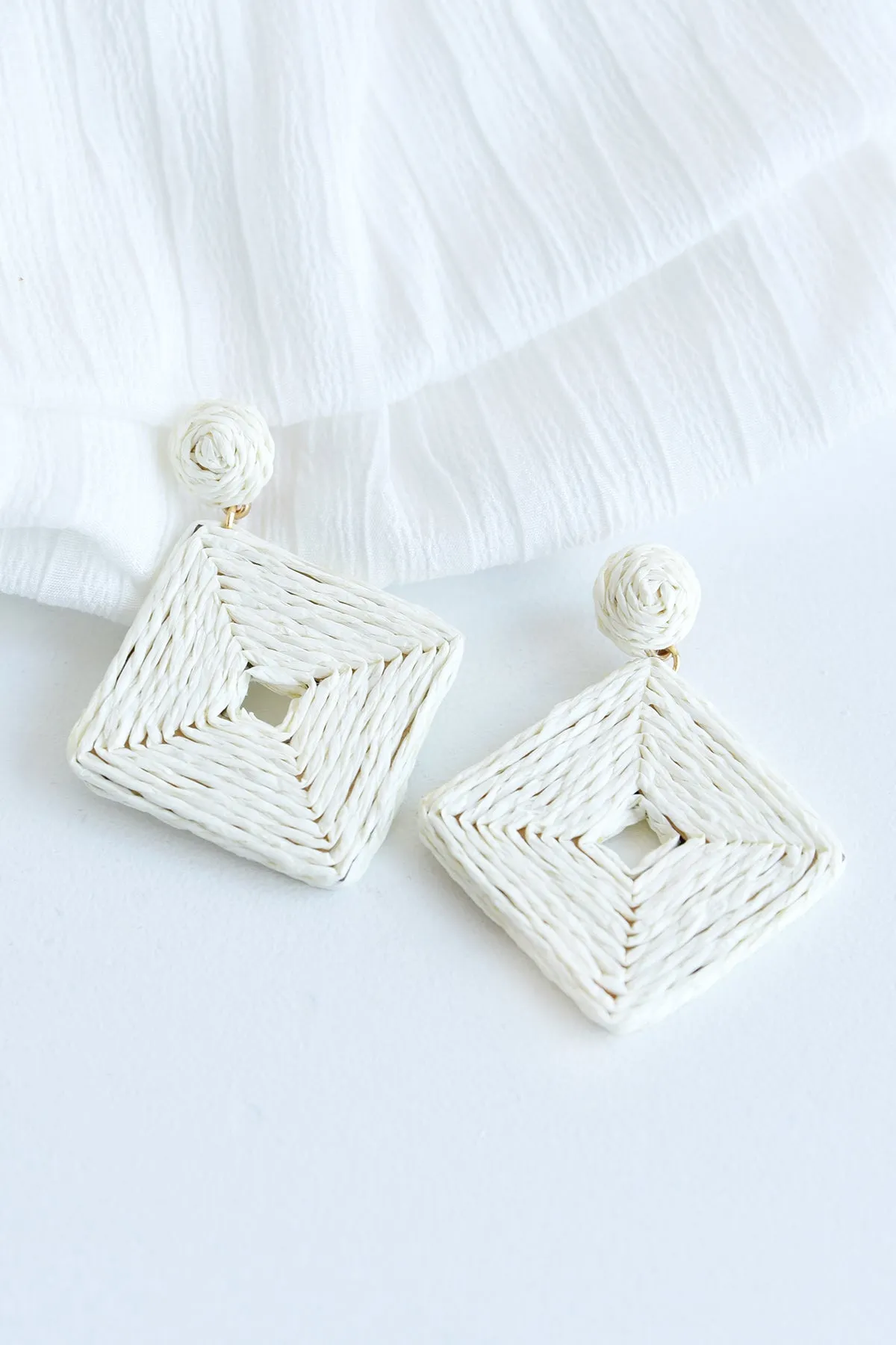 SQUARE RAFFIA EARRINGS -IVORY