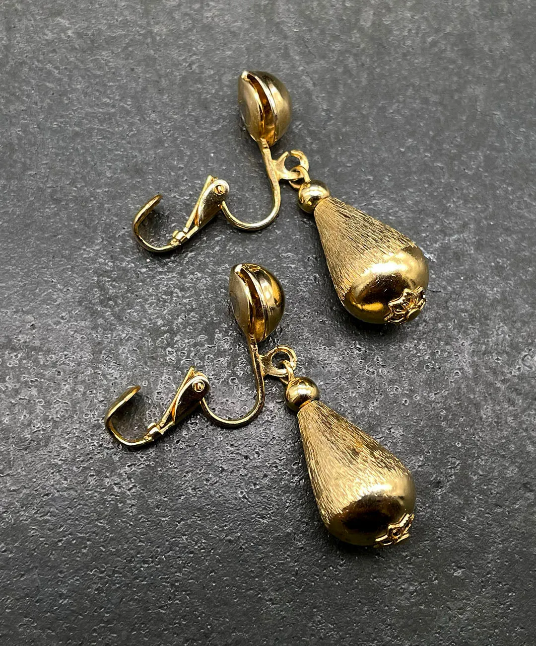 【USA輸入】ヴィンテージ KRAMER ゴールド ティアドロップ イヤリング/Vintage KRAMER Gold Teardrop Clip On Earrings