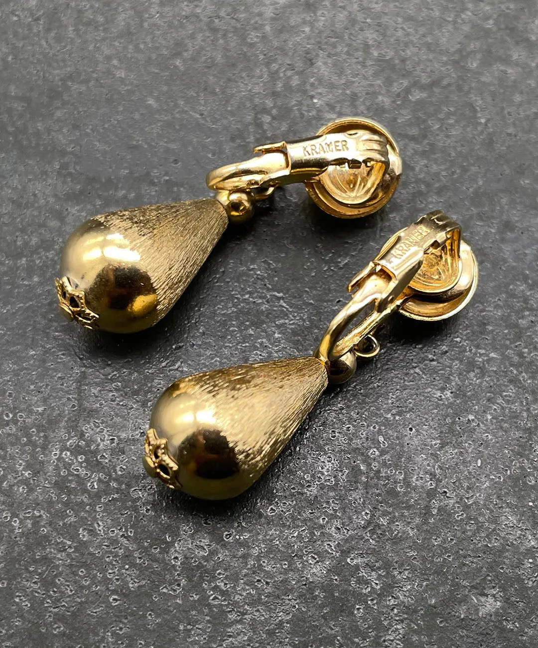 【USA輸入】ヴィンテージ KRAMER ゴールド ティアドロップ イヤリング/Vintage KRAMER Gold Teardrop Clip On Earrings