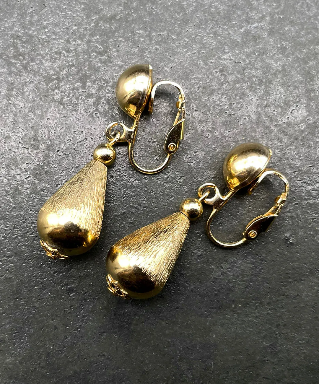 【USA輸入】ヴィンテージ KRAMER ゴールド ティアドロップ イヤリング/Vintage KRAMER Gold Teardrop Clip On Earrings