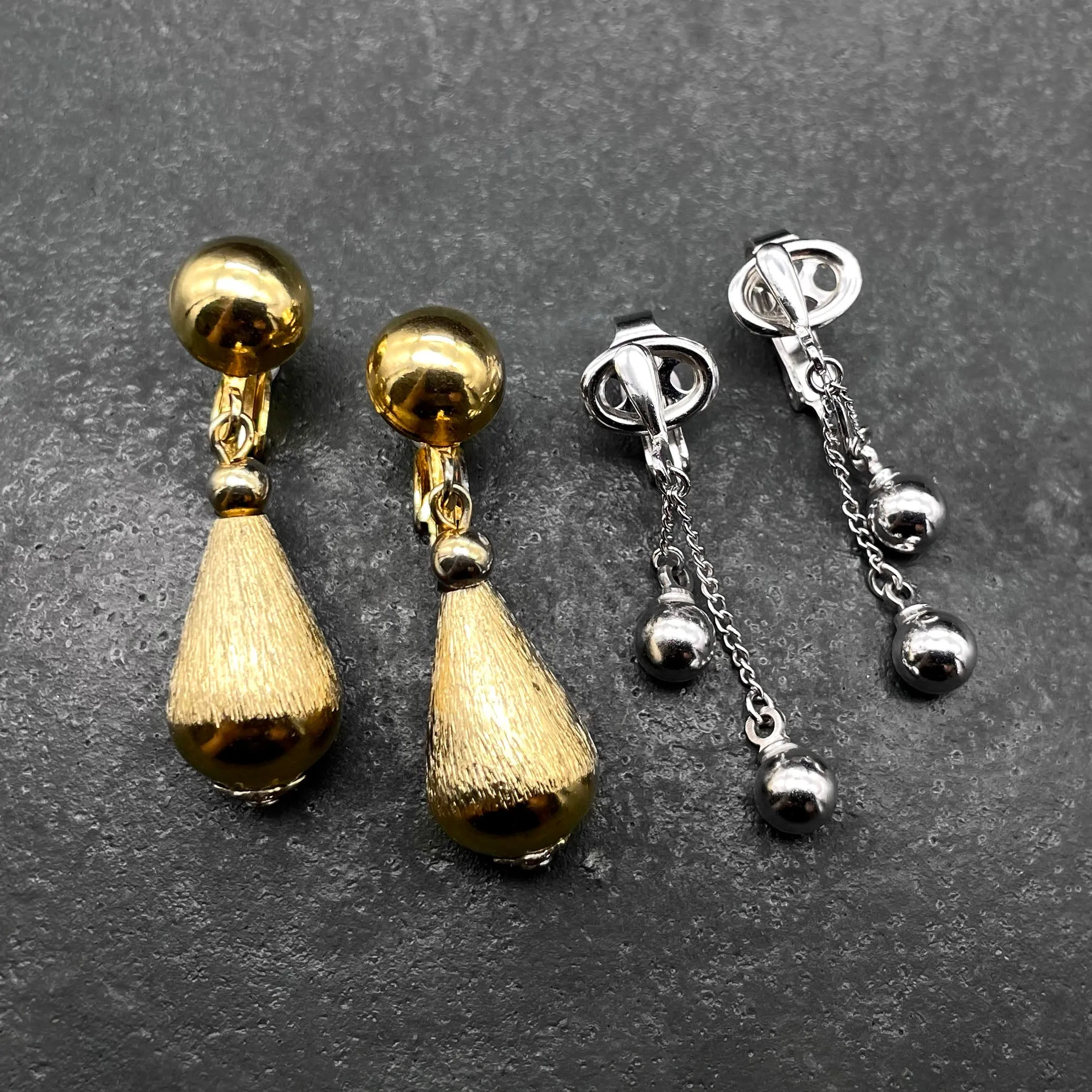 【USA輸入】ヴィンテージ KRAMER ゴールド ティアドロップ イヤリング/Vintage KRAMER Gold Teardrop Clip On Earrings