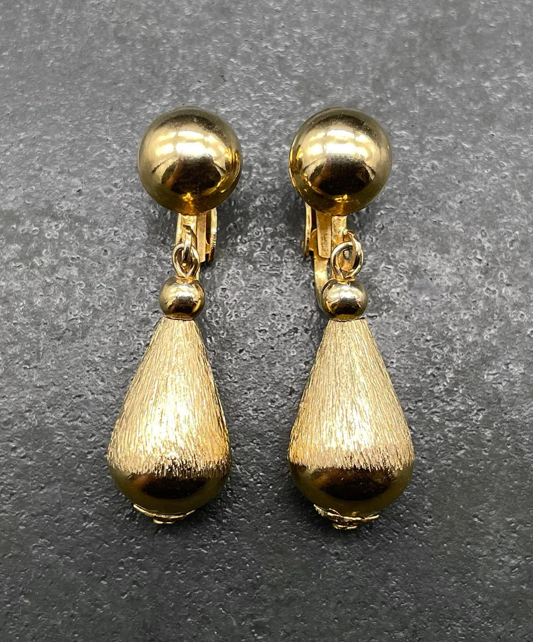 【USA輸入】ヴィンテージ KRAMER ゴールド ティアドロップ イヤリング/Vintage KRAMER Gold Teardrop Clip On Earrings